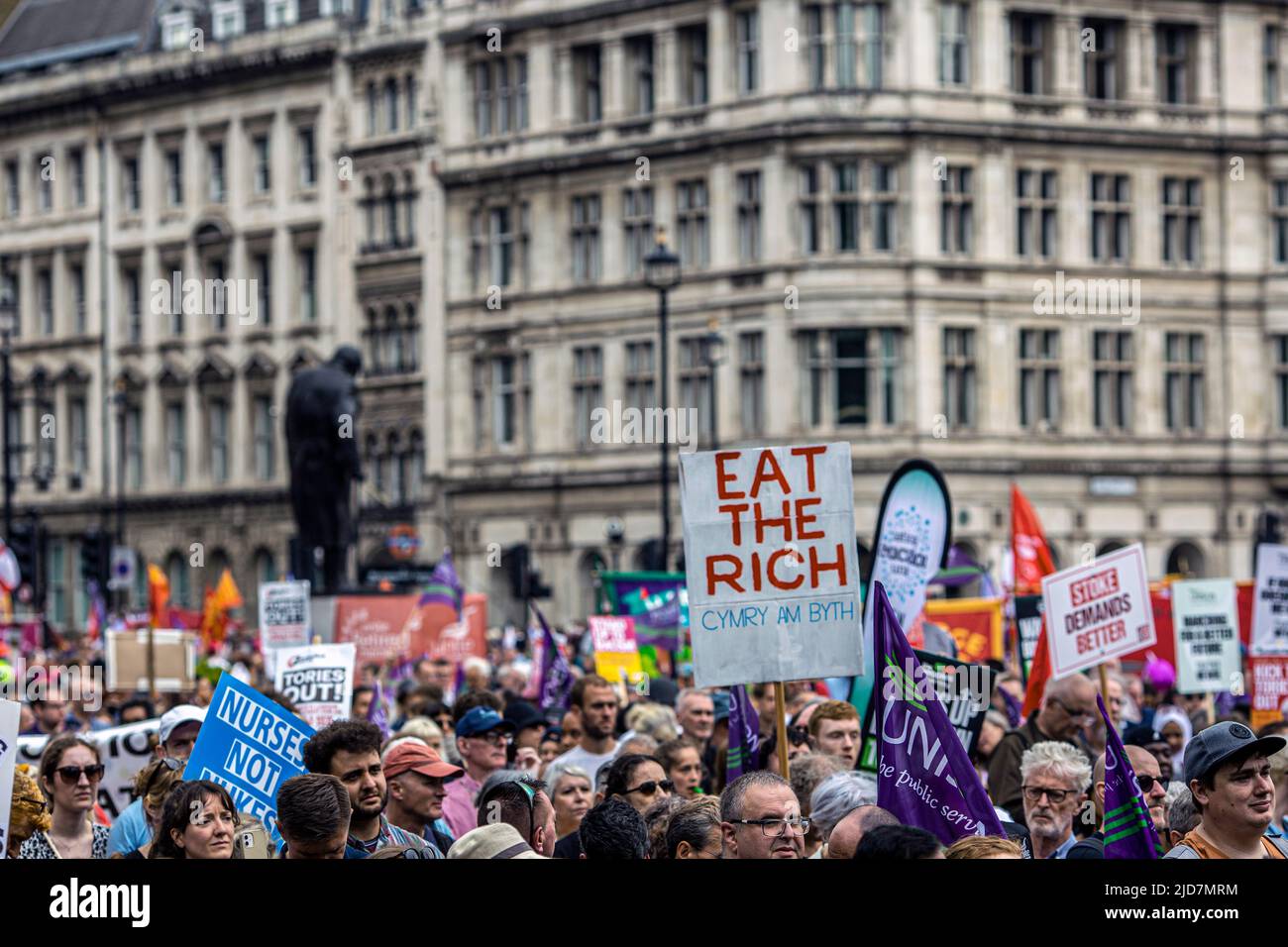 Peopel tient des pancartes alors qu'ils participent à une manifestation nationale TUC dans le centre de Londres pour exiger une action sur le coût de la vie, une nouvelle affaire pour wor Banque D'Images