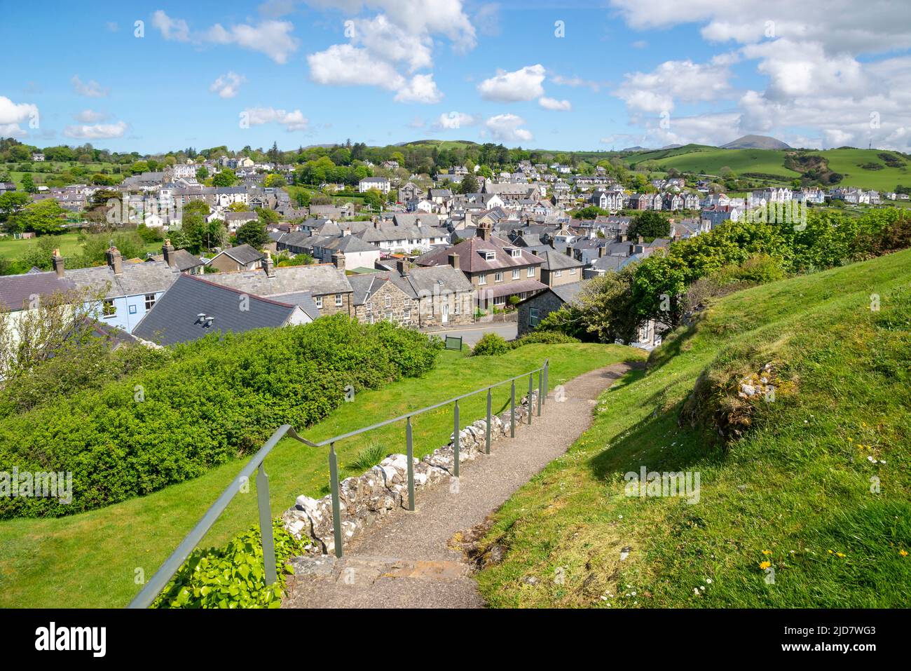 Les ruines du château de Criccieth, au-dessus de la ville de Criccieth, surplombant la baie de Tremadog, la péninsule de Lleyn, au nord du pays de Galles. Banque D'Images