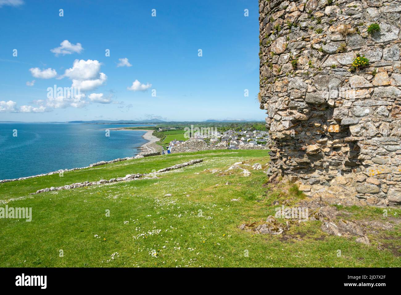 Les ruines du château de Criccieth, au-dessus de la ville de Criccieth, surplombant la baie de Tremadog, la péninsule de Lleyn, au nord du pays de Galles. Banque D'Images