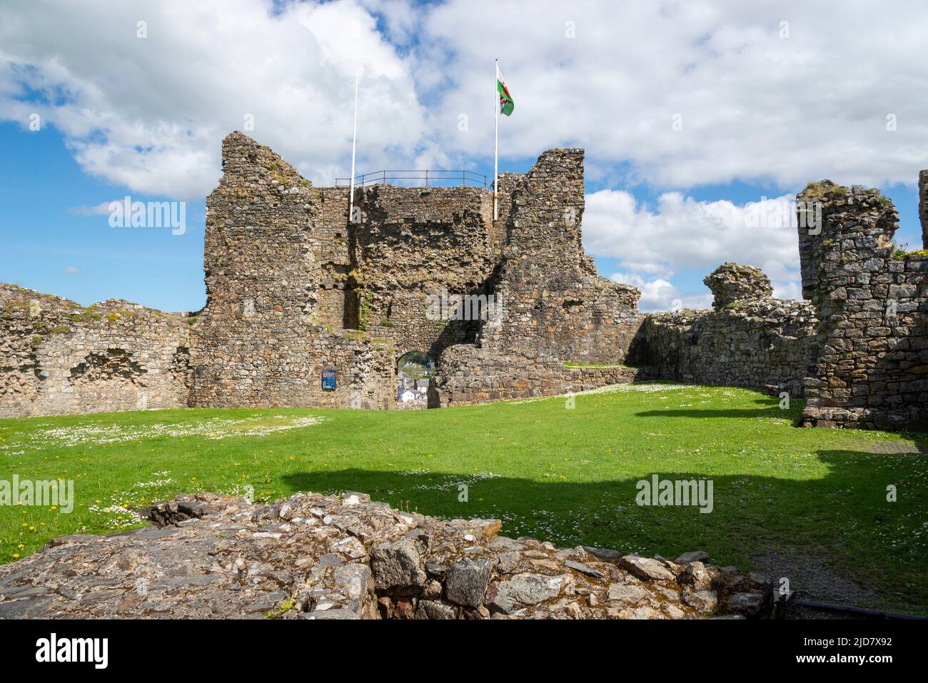 Les ruines du château de Criccieth, au-dessus de la ville de Criccieth, surplombant la baie de Tremadog, la péninsule de Lleyn, au nord du pays de Galles. Banque D'Images