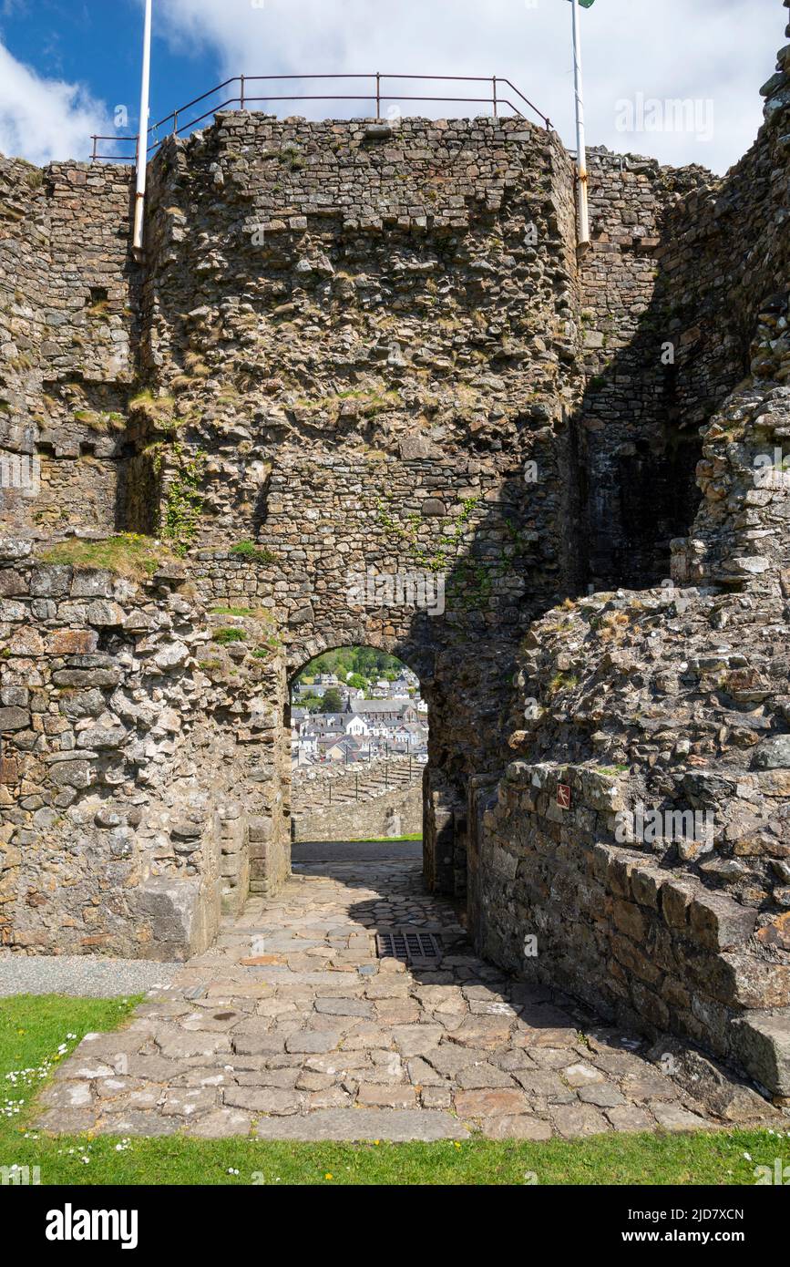 Les ruines du château de Criccieth, au-dessus de la ville de Criccieth, surplombant la baie de Tremadog, la péninsule de Lleyn, au nord du pays de Galles. Banque D'Images