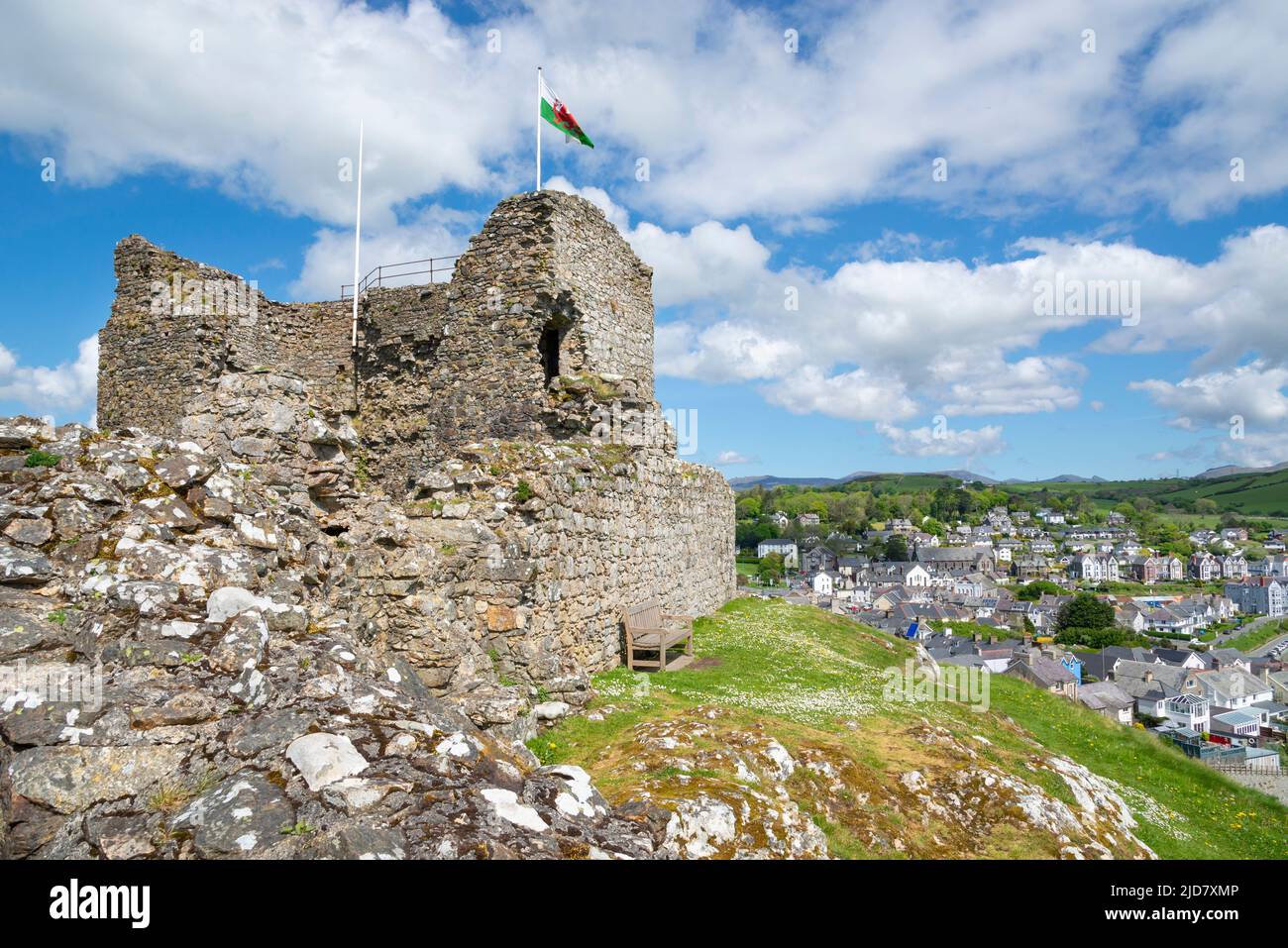 Les ruines du château de Criccieth, au-dessus de la ville de Criccieth, surplombant la baie de Tremadog, la péninsule de Lleyn, au nord du pays de Galles. Banque D'Images