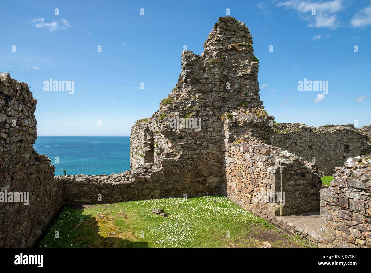 Les ruines du château de Criccieth, au-dessus de la ville de Criccieth, surplombant la baie de Tremadog, la péninsule de Lleyn, au nord du pays de Galles. Banque D'Images