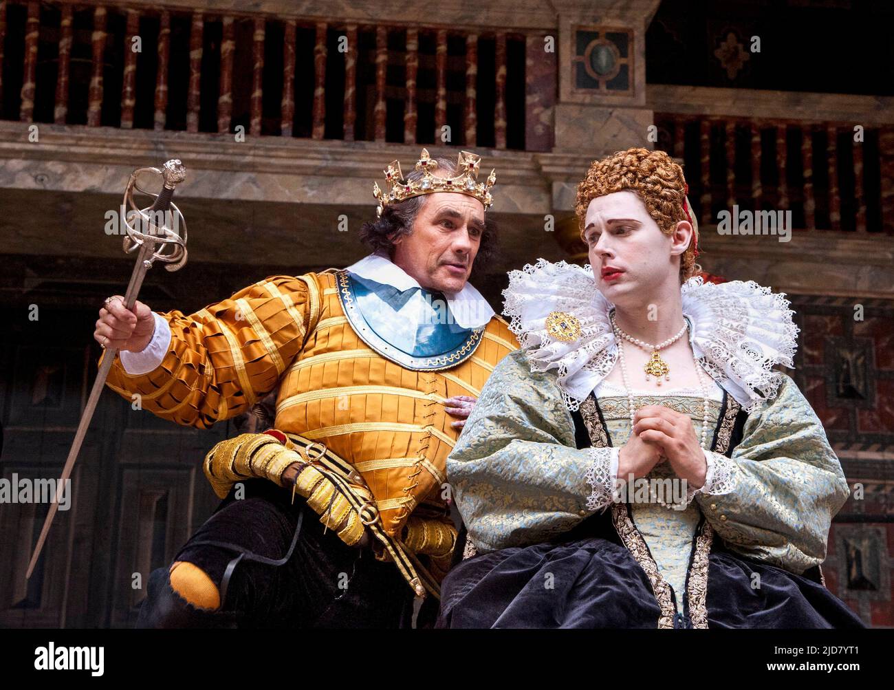 Mark Rylance (Richard III), Samuel Barnett (Reine Elizabeth) dans RICHARD III par Shakespeare au Globe de Shakespeare, Londres SE1 25/07/2012 dessin: Jenny Tiramani réalisateur: Tim Carroll Banque D'Images