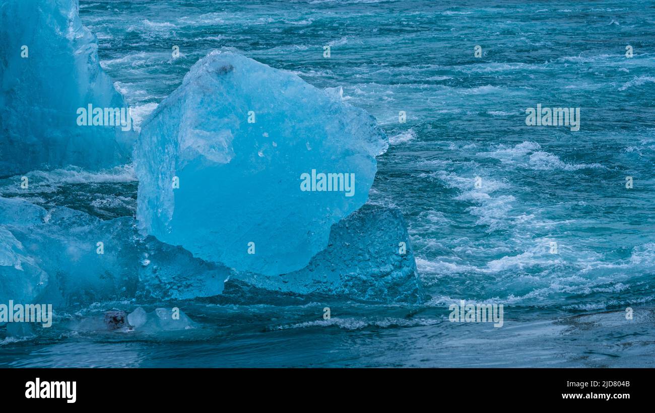 Icebergs sur l'océan avec des vagues qui se brisent Banque D'Images
