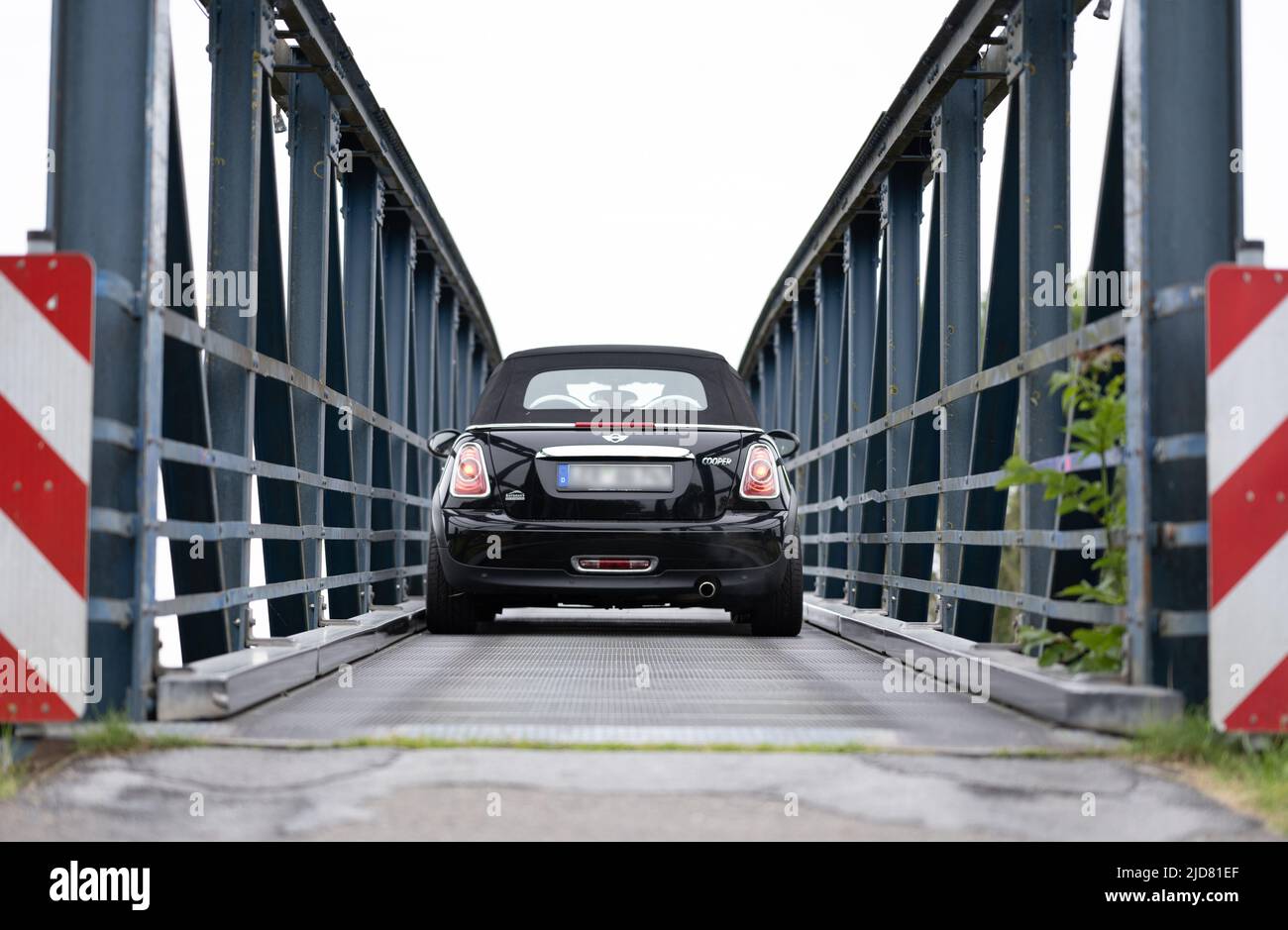 Amdorf, Allemagne. 19th juin 2022. Une voiture traverse le 'Amdorfer Brücke' (pont de Leda Amdorf). Le pont voûté à colombages a été construit en 1955/56 et a remplacé une liaison de traversier traversant la rivière Leda qui existait depuis 1886. Avec une largeur de conduite de seulement 1,85 mètres, le pont Leda est considéré comme le pont autoroutier le plus étroit d'Allemagne. Credit: Lars Klemmer/dpa - ATTENTION: Plaque d'immatriculation a été pixelated pour des raisons juridiques/dpa/Alay Live News Banque D'Images