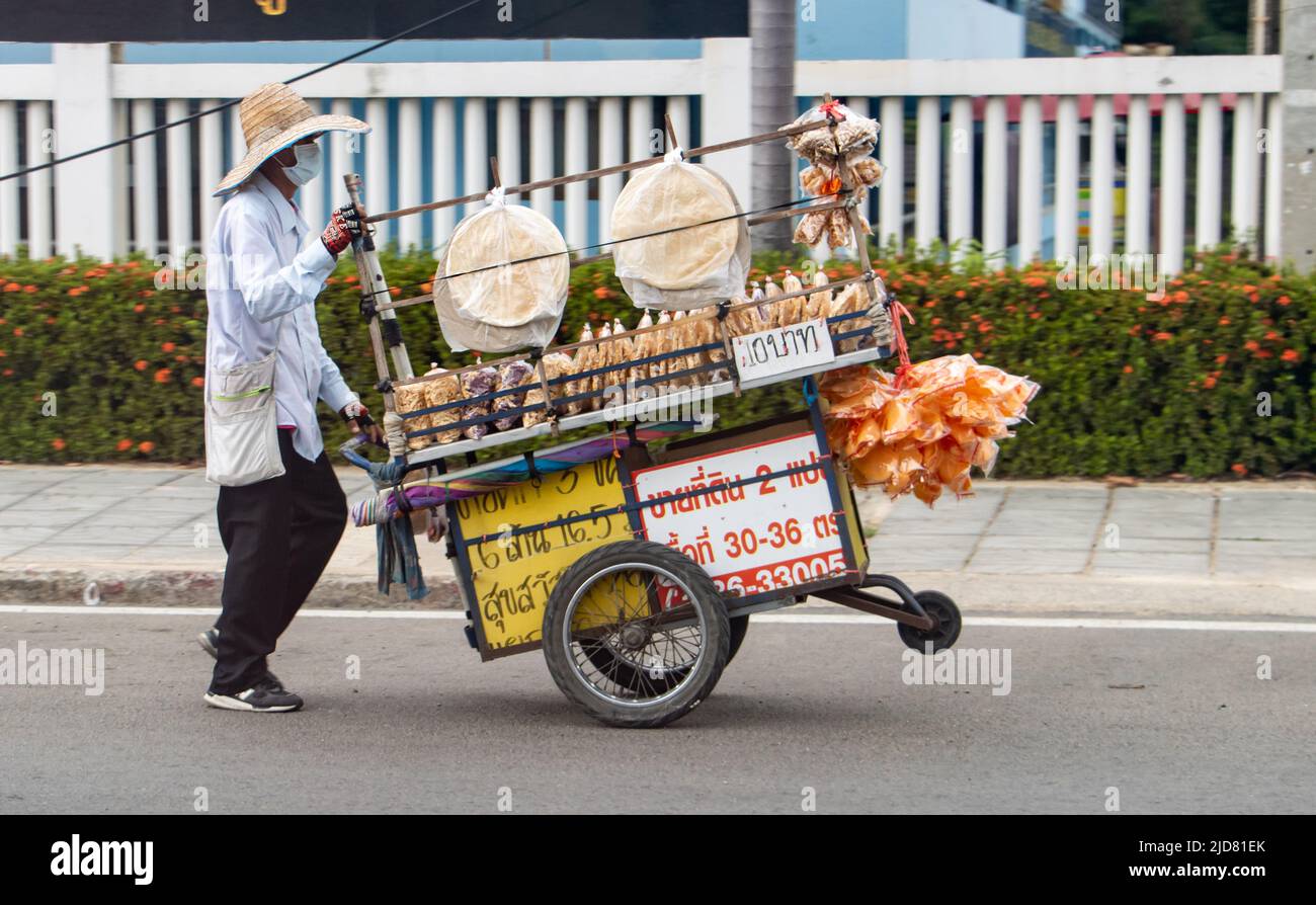 SAMUT PRAKAN, THAÏLANDE, MAI 08 2022, vendeur de rue poussant un chariot plein de nourriture Banque D'Images