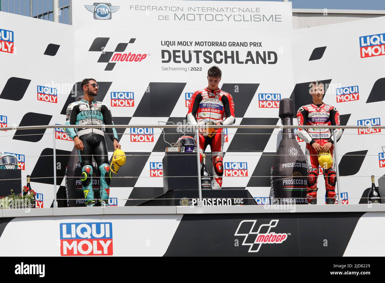 Hohenstein Ernstthal, Allemagne. 19 juin 2022. Moto3 course pendant le Grand Prix de Liqui Moly Motorrad Deutschland au circuit de Sachsenring, Hohenstein-Ernstthal, Allemagne. Photo : Izan Guevana (ITA) de GASGAS Aspar Team 1st place, Dennis Foggia (ITA) de Leopard Racing 2nd place et Sergio Garcia (SPA) de GASGAS Aspar Team sur le podium Banque D'Images