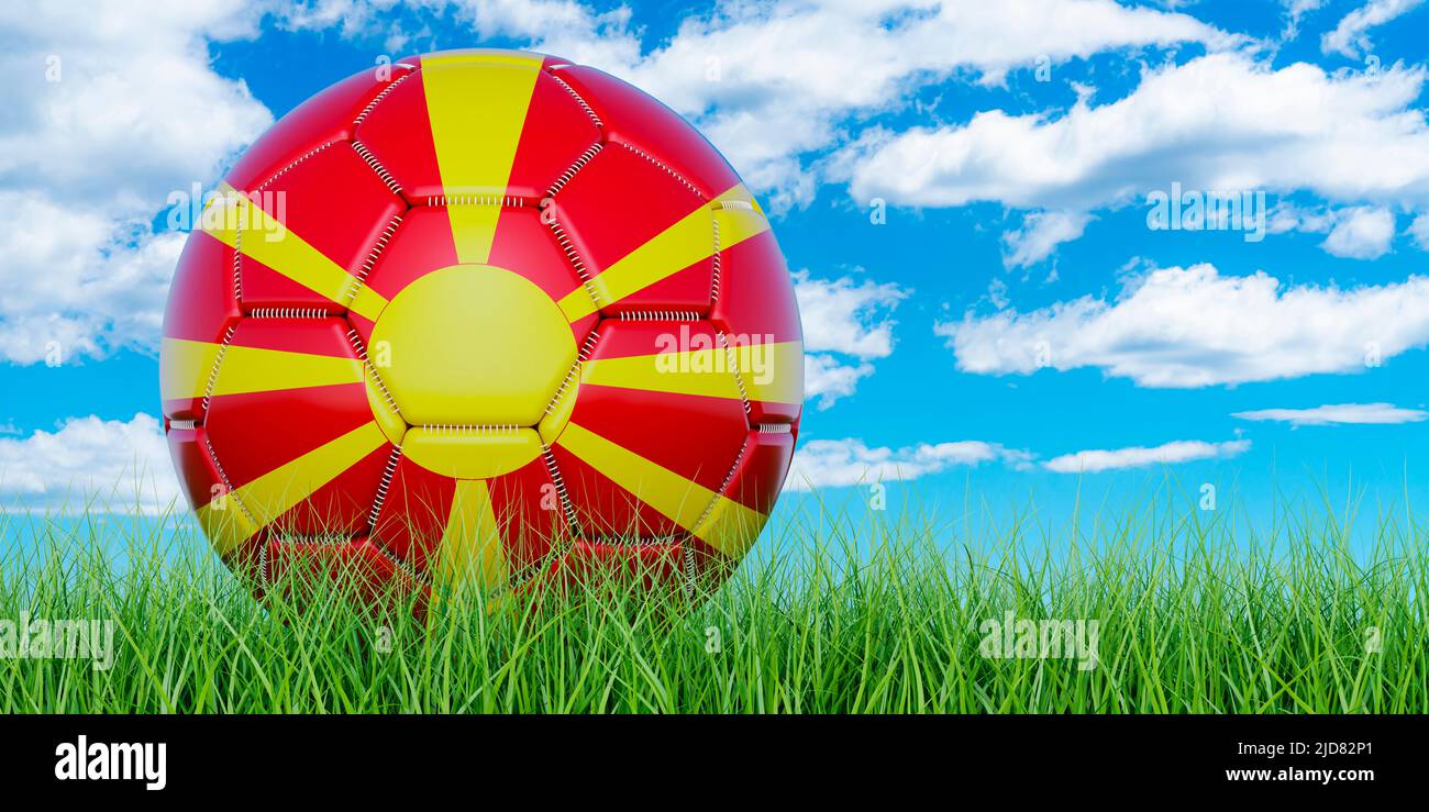 Ballon de football avec drapeau macédonien sur l'herbe verte contre le ciel bleu, 3D rendu Banque D'Images