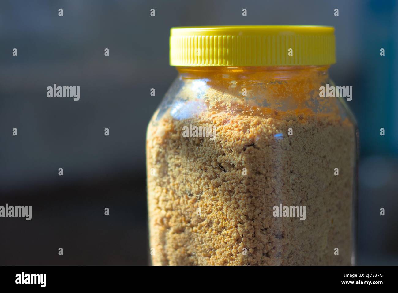 Poudre de jaggery biologique dans un pot en verre. Banque D'Images