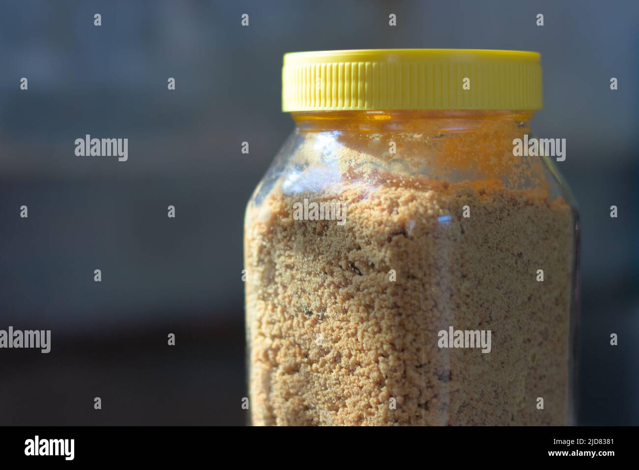 Poudre de jaggery biologique dans un pot en verre. Banque D'Images