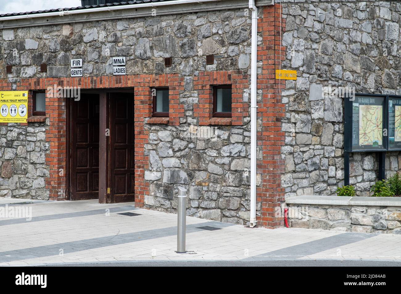 Tipperary Town est niché dans le cadre superbe et pittoresque de la Golden Vale, à seulement 6,5 kilomètres du Glen d'Aherlow, magnifiquement isolé. Conseil Banque D'Images