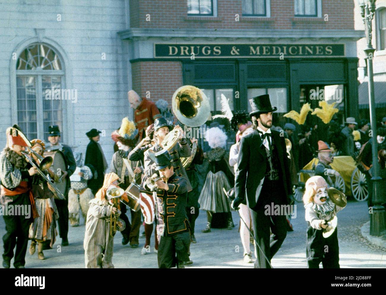 JONATHAN PRYCE, QUELQUE CHOSE DE MÉCHANT DE CETTE FAÇON VIENT, 1983, Banque D'Images