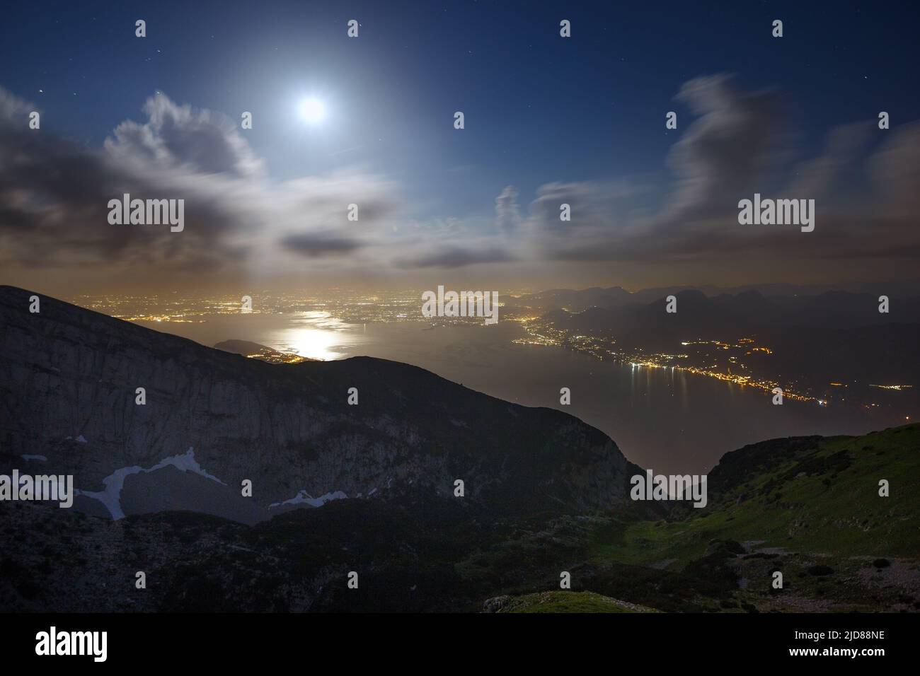 Lumière de lune sur le lac de Garde depuis le mont Cima Telegrafo. Monte Baldo. Vénétie. Alpes italiennes. Europe. Banque D'Images