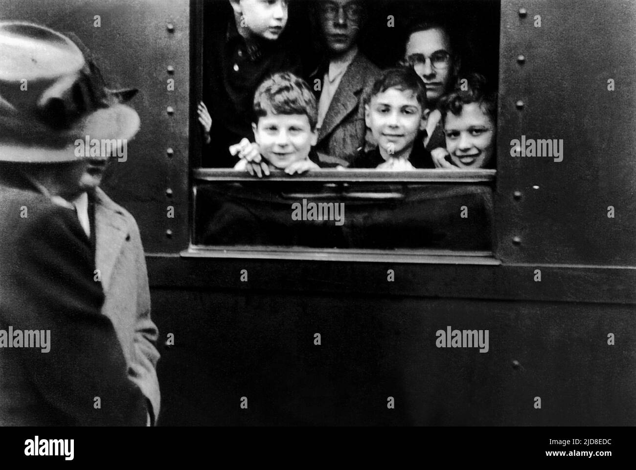 LES ENFANTS EN TRAIN, DANS LES BRAS DES ÉTRANGERS: HISTOIRES DU KINDERTRANSPORT, 2000, Banque D'Images