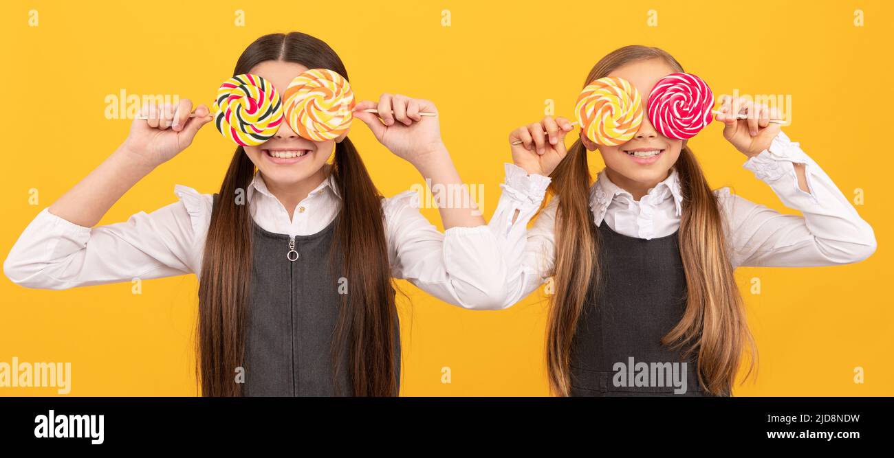 Look élégant. Les élèves amusants couvrent les yeux avec des sucettes. Éducation scolaire. Une vie toujours douce. Adolescent avec bonbons, affiche en-tête de bannière, espace de copie. Banque D'Images