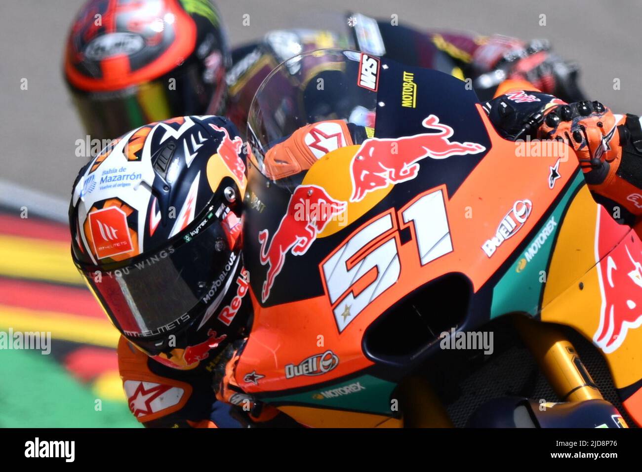 Hohenstein Ernstthal, Allemagne. 19th juin 2022. Motorsport/moto, Grand Prix d'Allemagne, course Moto2 à Sachsenring. Pedro Acosta, de l'Espagne, de l'équipe Red Bull KTM Ajo, passe devant Sam Lowes, de Grande-Bretagne, de l'équipe Elf Marc VDS Racing. Credit: Hendrik Schmidt/dpa/Alay Live News Banque D'Images