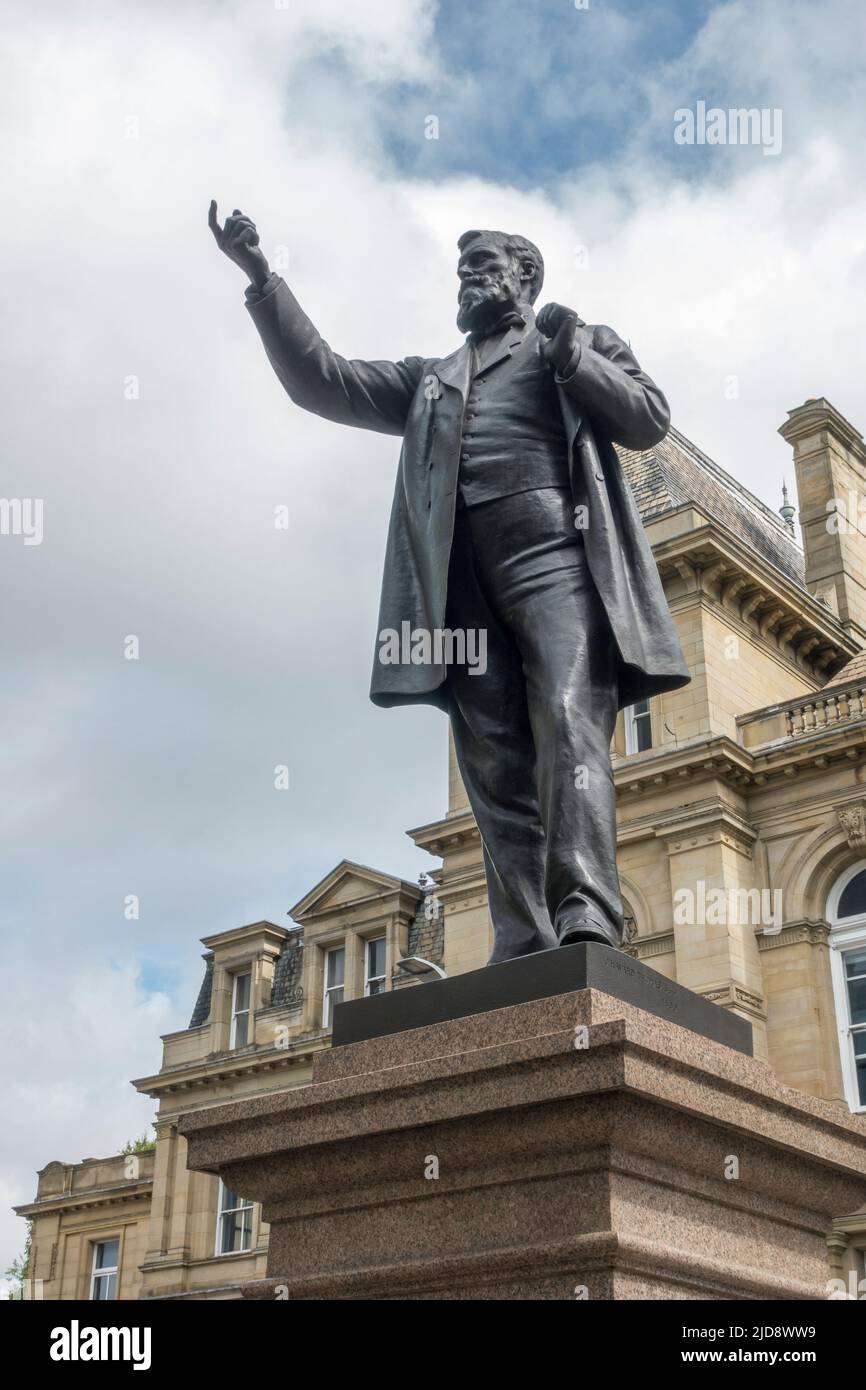 Statue de bronze de William Edward Forster par James Havard Thomas à Bradford, West Yorkshire, Angleterre. Banque D'Images