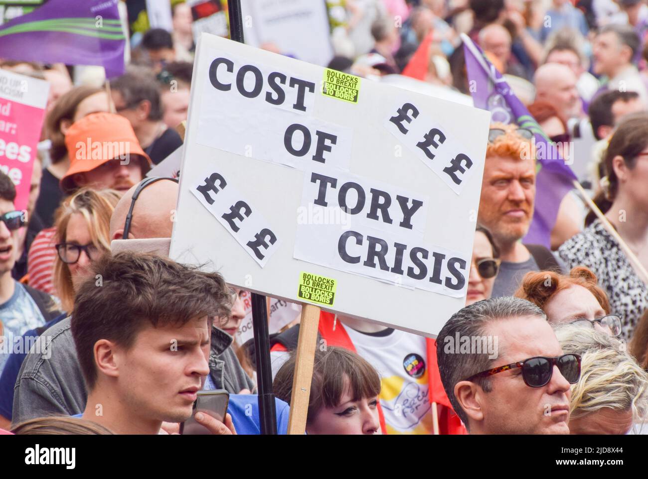 Londres, Royaume-Uni. 18th juin 2022. Manifestants sur la place du Parlement. Des milliers de personnes et divers syndicats et groupes ont défilé dans le centre de Londres pour protester contre la crise du coût de la vie, le gouvernement conservateur, le régime des réfugiés rwandais et d'autres questions. Banque D'Images