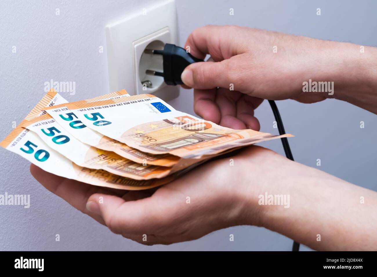 Femme au foyer évaluant le prix de la consommation d'électricité. Banque D'Images