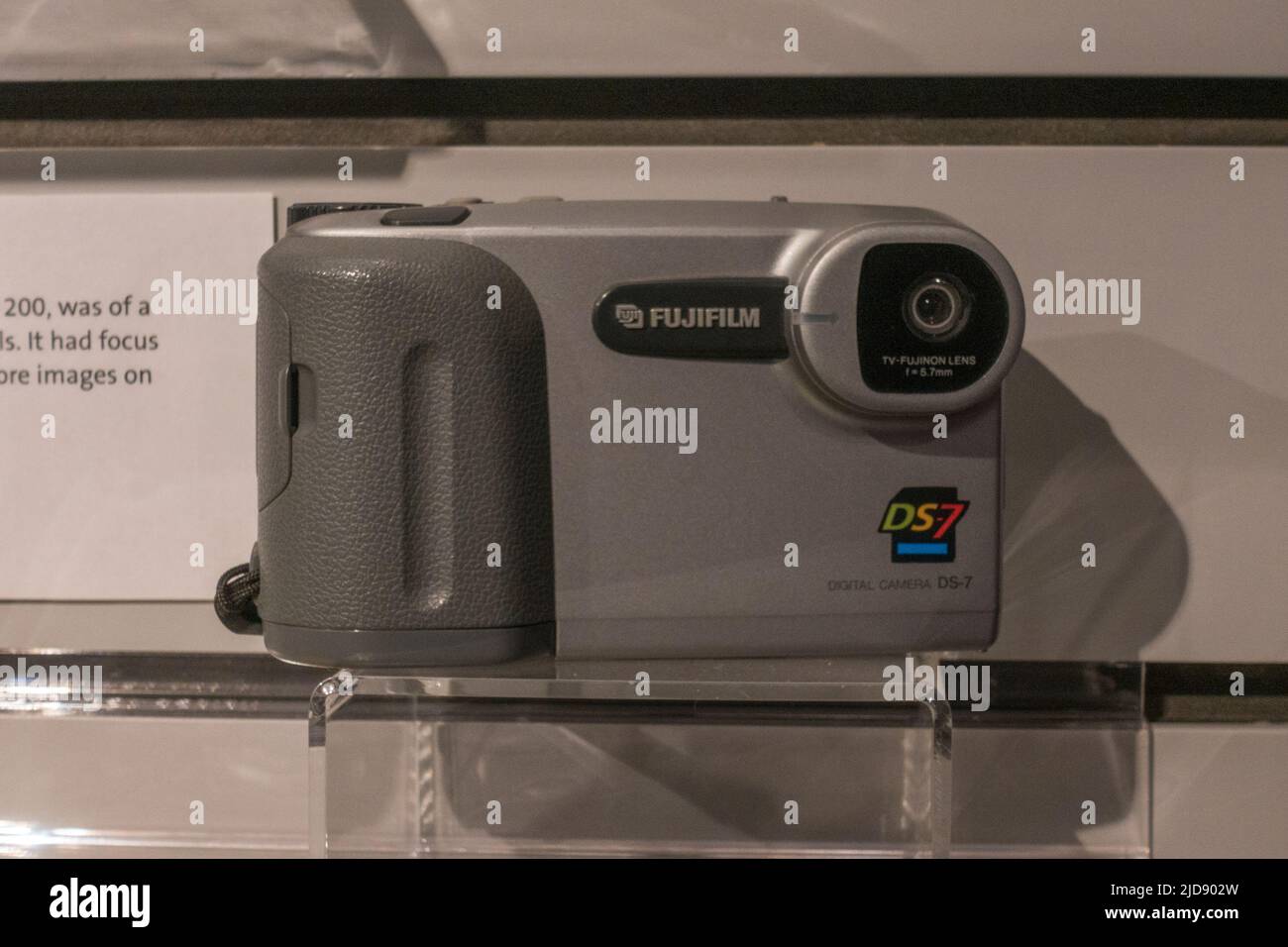 Un appareil photo numérique Fujifilm DS-7 (c1996) exposé dans un musée des médias. Ce produit a également été vendu par Apple sous le nom de QuickTake 200. Banque D'Images