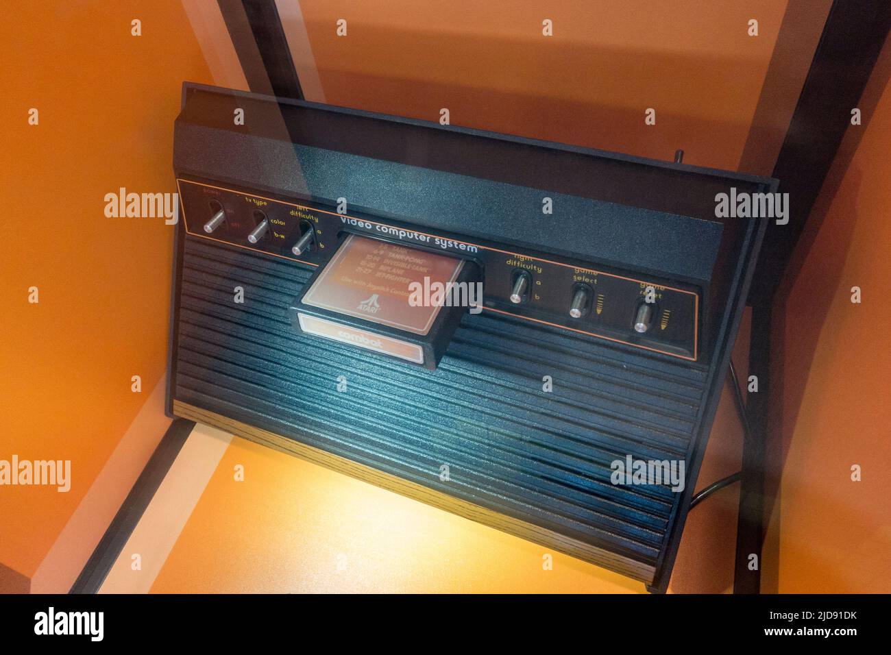 Le système d'ordinateur vidéo ATARI 2600 (1978) avec le jeu 'combat' exposé dans un musée des médias. Banque D'Images