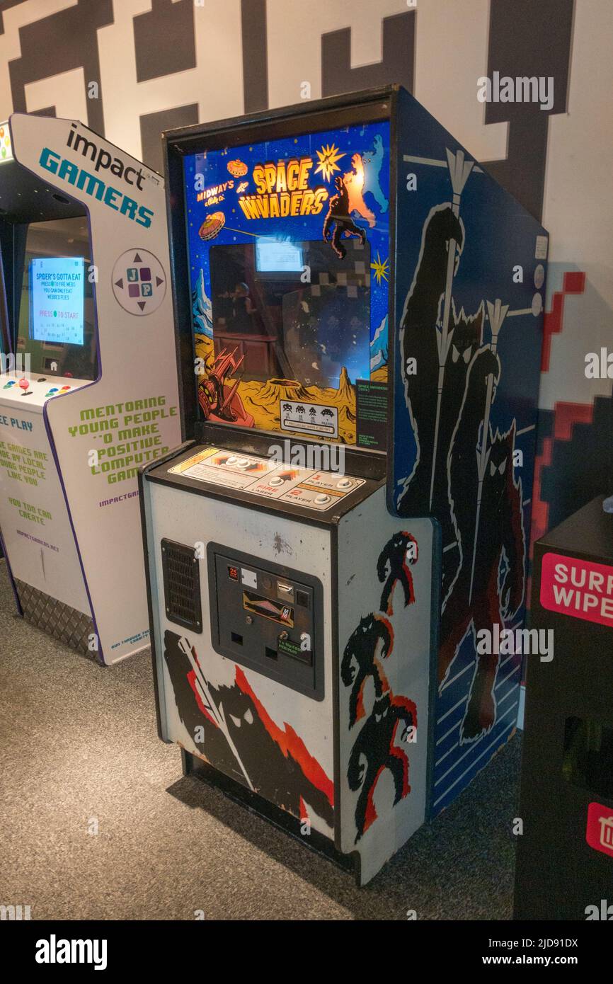 A Space Invaders (1978) Shoot 'em up jeu d'arcade développé par Tomohiro Nishikado en exposition dans un musée des médias. Banque D'Images