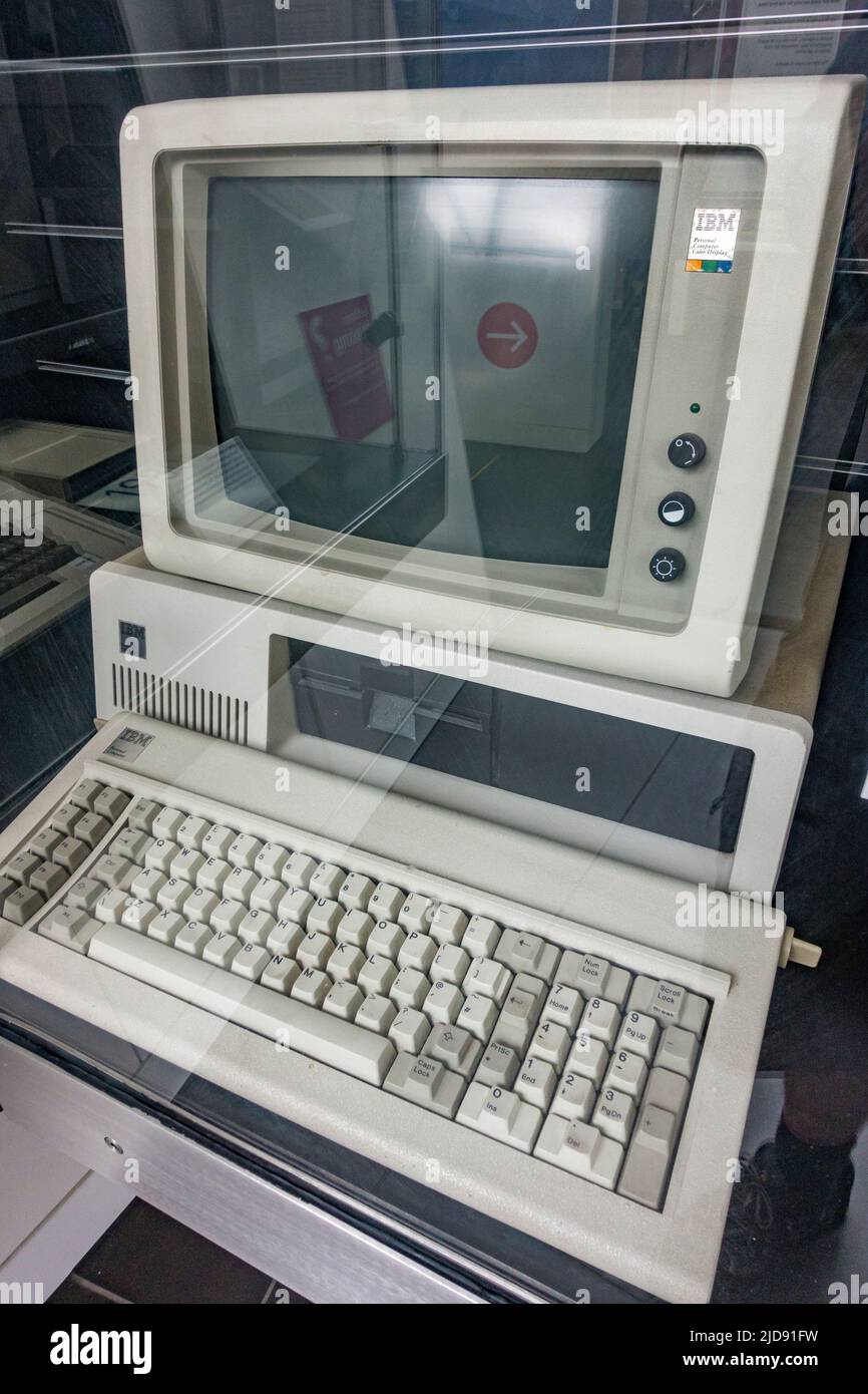 Le premier ordinateur personnel IBM l'ordinateur personnel IBM 5150 (1981) exposé dans un musée des médias. Banque D'Images