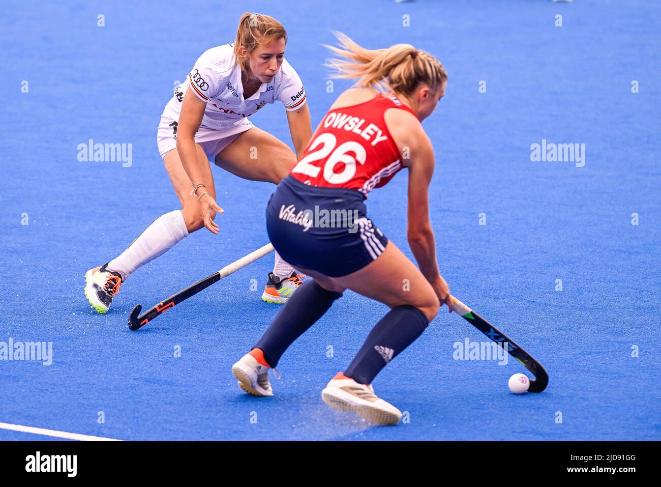 Barbara Nelen en Belgique et Lily Owsley en Angleterre se battent pour le ballon lors d'un match de hockey entre l'Angleterre et les Red Panthers belges sur la scène du groupe (jeu 14 sur 16) du concours Women's FIH Pro League, dimanche 19 juin 2022 à Londres, Royaume-Uni. BELGA PHOTO LAURIE DIEFFEMBACQ Banque D'Images