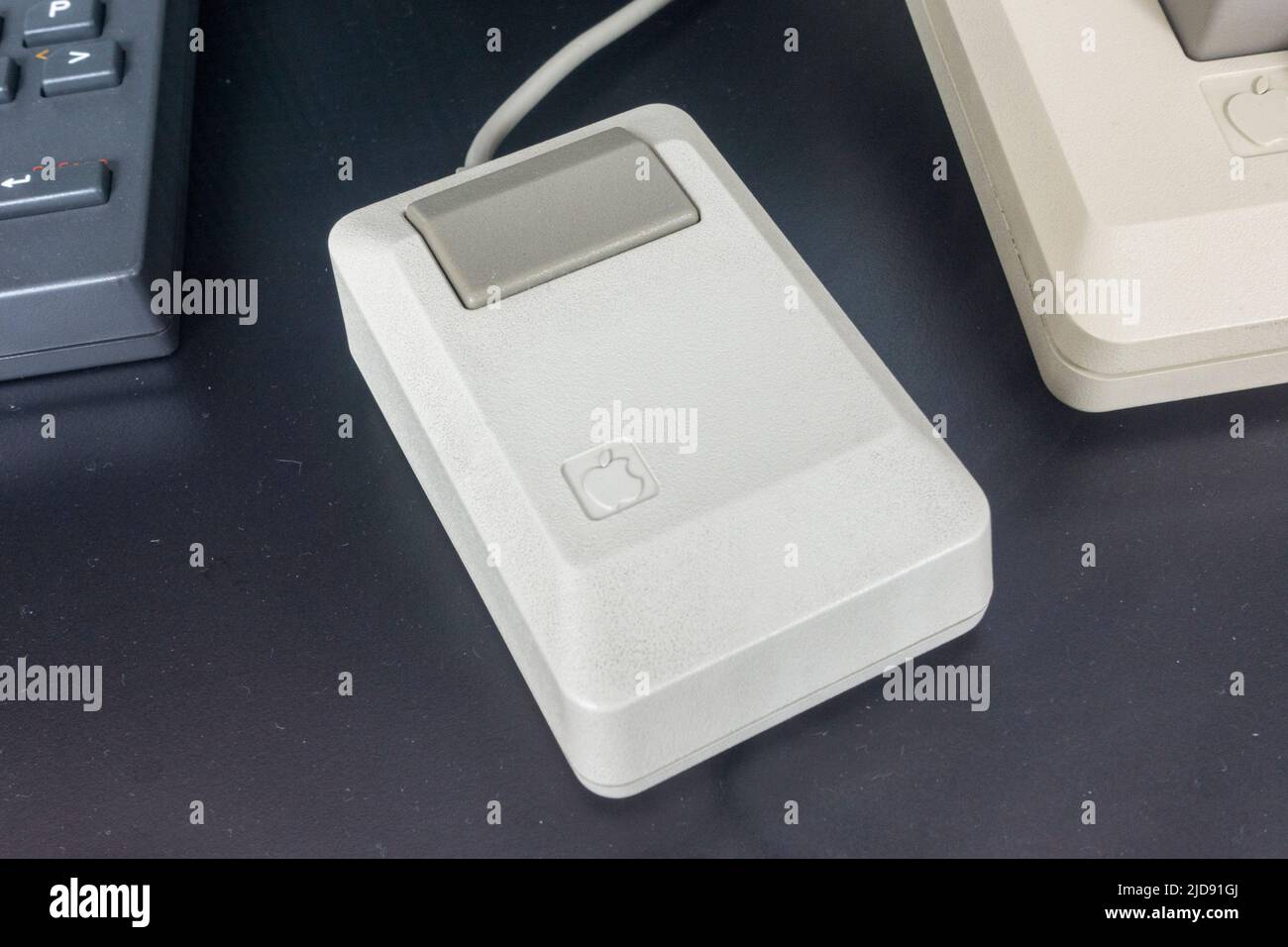 L'interface graphique de la souris à côté d'un ordinateur Apple Macintosh (1984) original conçu par Steve Jobs sur l'affichage dans un musée des médias. Banque D'Images