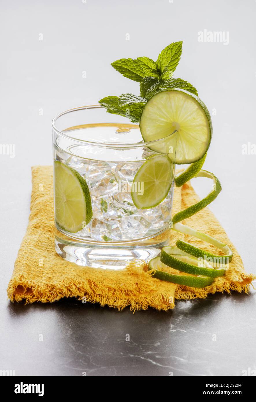 Eau de lime fraîche et glacée à la menthe Banque D'Images