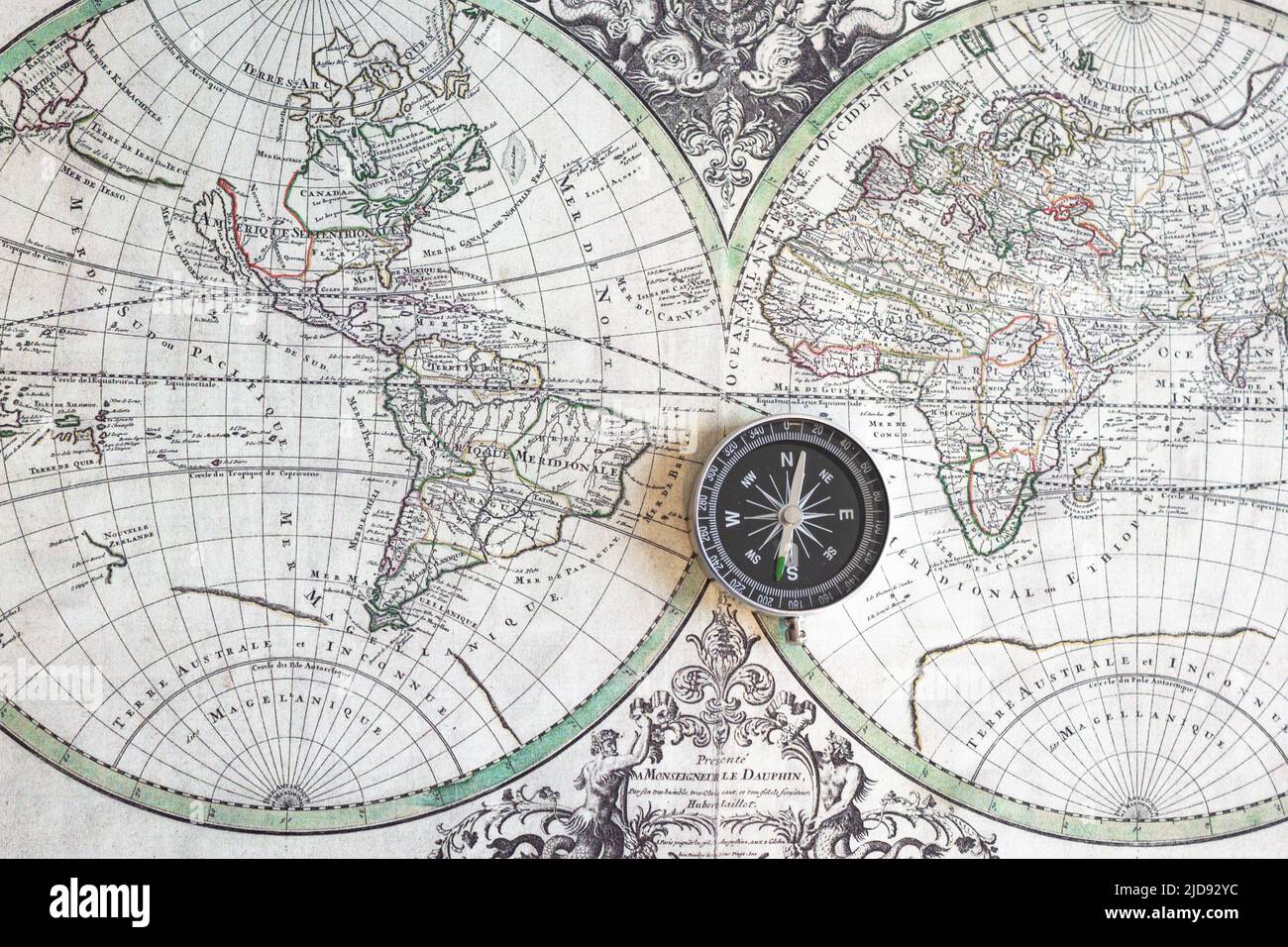 La boussole se trouve sur une carte du monde antique Banque D'Images