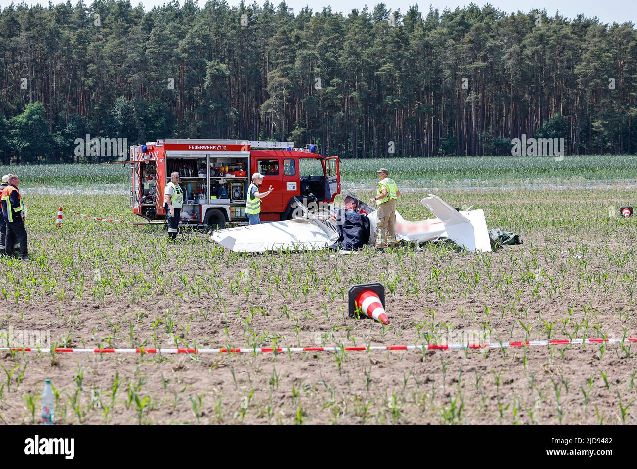 19 juin 2022, Bavière, Büchenbach: Des débris d'un petit avion qui s'est écrasé à l'approche de l'aérodrome près de Gauchsdorf se trouve dans un champ. Selon un porte-parole de la police, les deux occupants seraient morts. Photo: Daniel Löb/dpa - ATTENTION: Les plaques d'immatriculation des aéronefs ont été pixélisées pour des raisons juridiques Banque D'Images