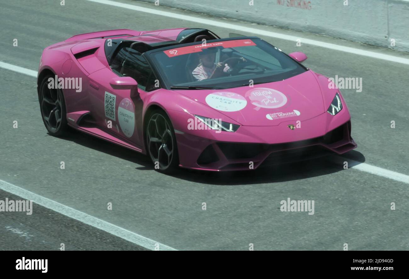 Milan, Italie. 19th juin 2022. Milan, Italie MIMO Milan Monza lieu du spectacle National Autodrome de Monza 1000 mille Miglia passage et exposition de voiture dans la photo: Voitures avec équipage pendant la route crédit: Agence de photo indépendante/Alamy Live News Banque D'Images