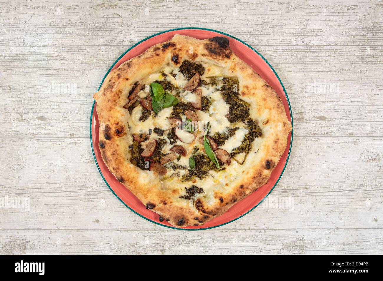 Pizza italienne faite à la main sur une table en bois, vue panoramique Banque D'Images