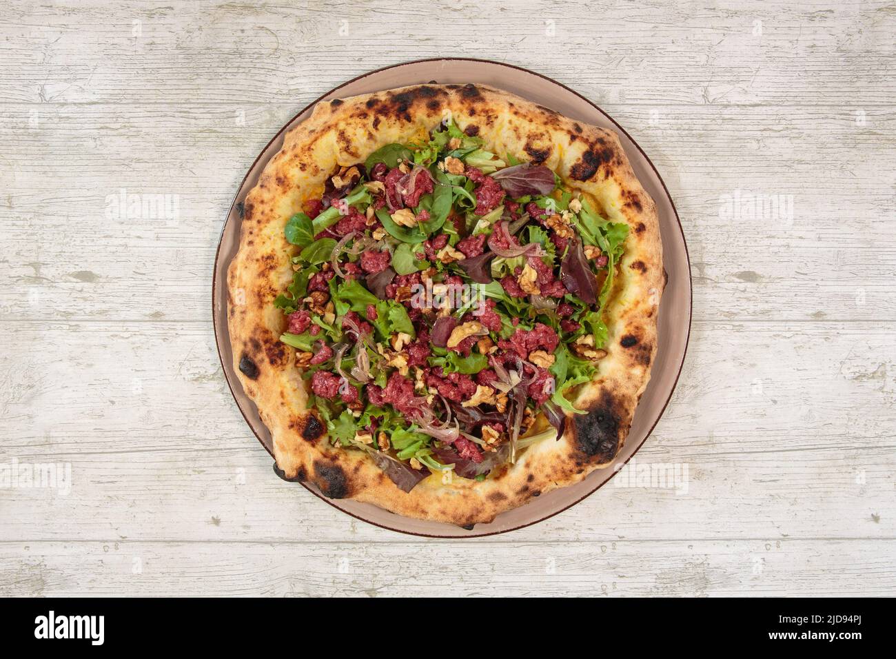 Pizza italienne faite à la main sur une table en bois, vue panoramique Banque D'Images