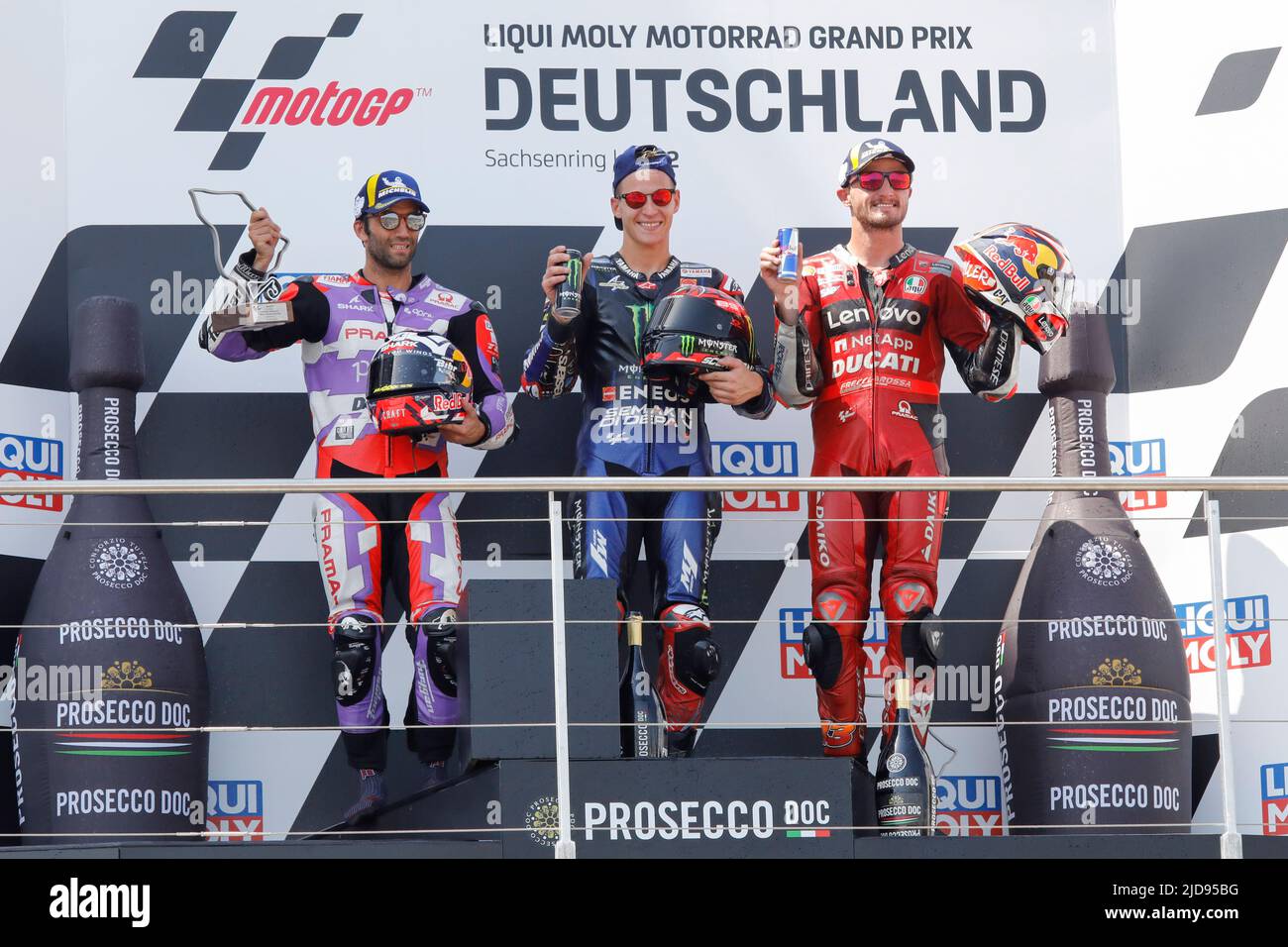 Hohenstein Ernstthal, Allemagne. 19 juin 2022. MotoGP Liqui Moly Motorrad Grand Prix Deutschland au circuit Sachsenring, Hohenstein-Ernstthal, Allemagne. Photo : Fabio Quartararo (FRA) de Monster Energy Yamaha MotoGP (1st places), Johann Zarco (FRA) de Prima Pramac Racing (2nd places) et Jack Miller (AUS) de Ducati Lenovo Team (3rd) sur le podium Credit: Piotr Zajac/Alay Live News Banque D'Images