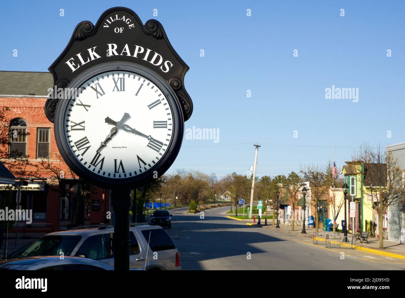 ELK RAPIDS, MICHIGAN, ÉTATS-UNIS - LE 16 MAI 2018 : rue principale de la petite ville américaine d'Elk Rapids, dans le nord du Michigan, avec une ancienne horloge en caisse longue Banque D'Images