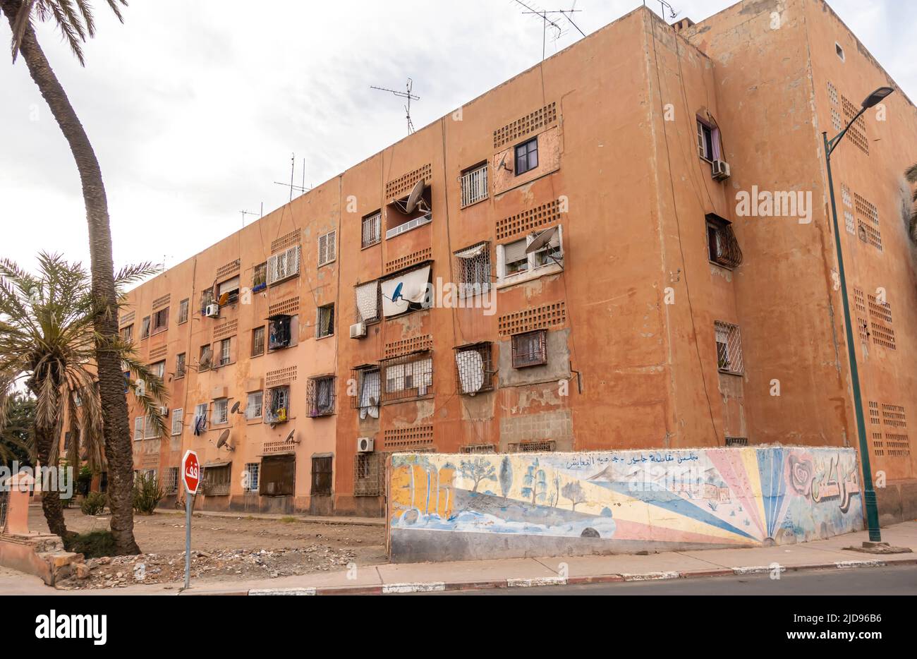 Bâtiment résidentiel miteux à Marrakech, Maroc Banque D'Images