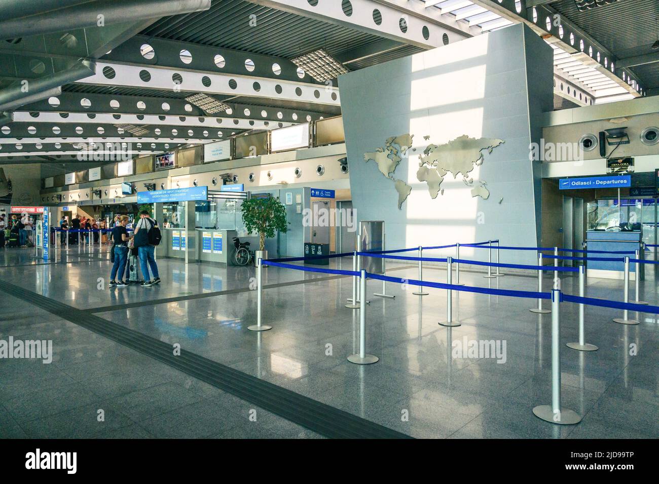 Podgorica, Monténégro - 3 juin 2022: Salle d'attente de l'aéroport international de Podgorica au Monténégro Banque D'Images