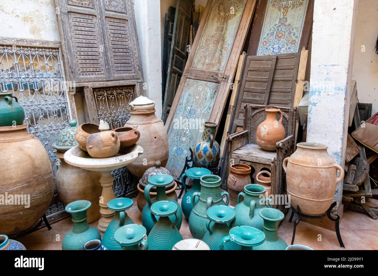 Assortiment de poteries marocaines vendues dans un magasin de Marrakech, au Maroc Banque D'Images