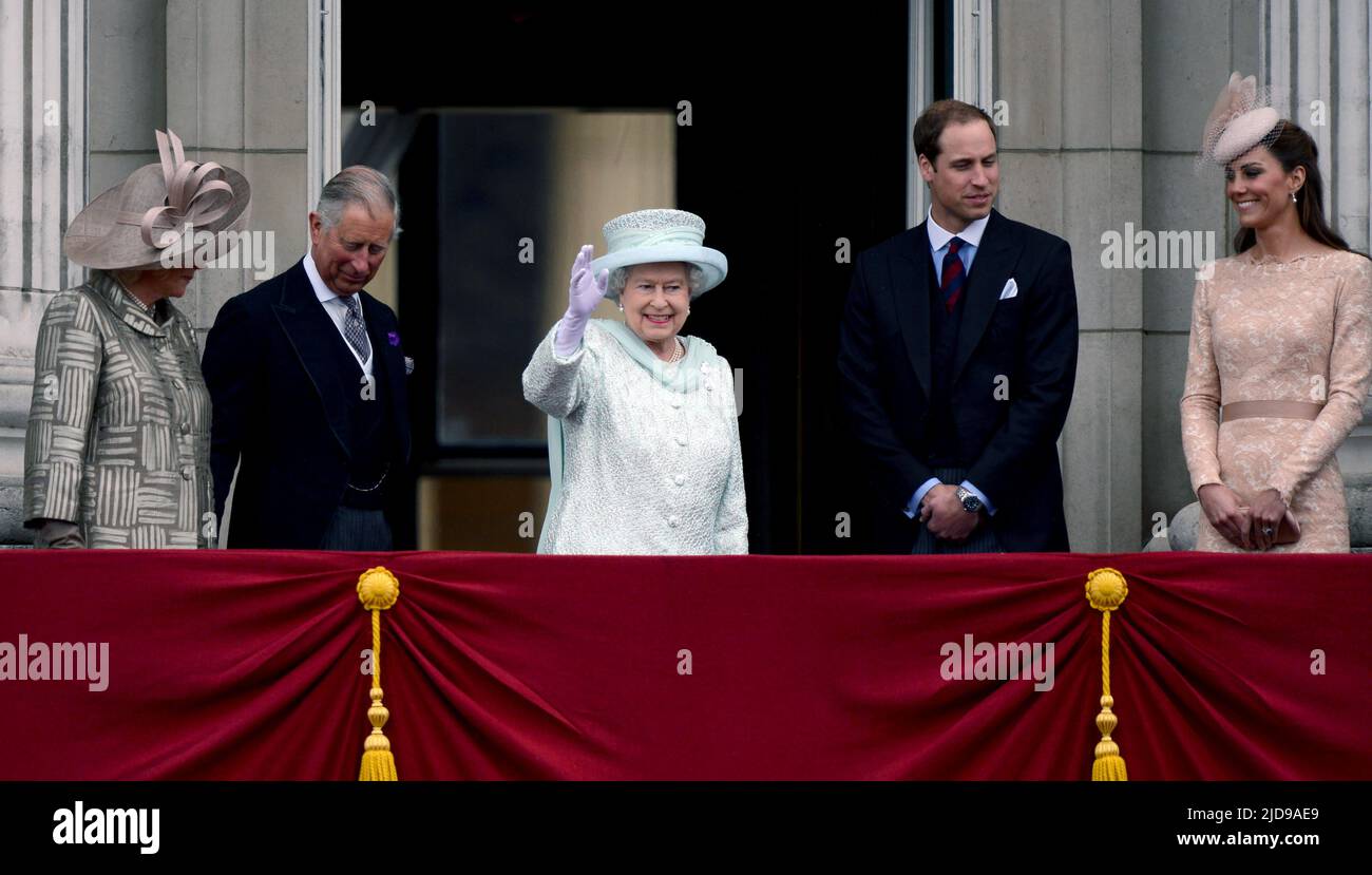 Londres, Royaume-Uni. 12 juin 2012. Camilla, duchesse de Cornouailles, Prince Charles, Prince de Galles, Reine Elizabeth ll, Prince William, duc de Cambridge, et Banque D'Images