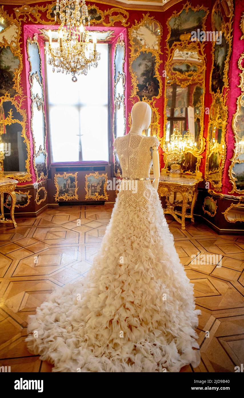 Robes du designer hollandais Jan Taminiau portées par la reine Maxima belle exposition dans le Stadschloß dans la ville allemande Fulda, Design & Dynastie '250 Jahr Hofleben Oranien-Nassau' Foto: RPE Albert Nieboer https://fulda2022.de Banque D'Images