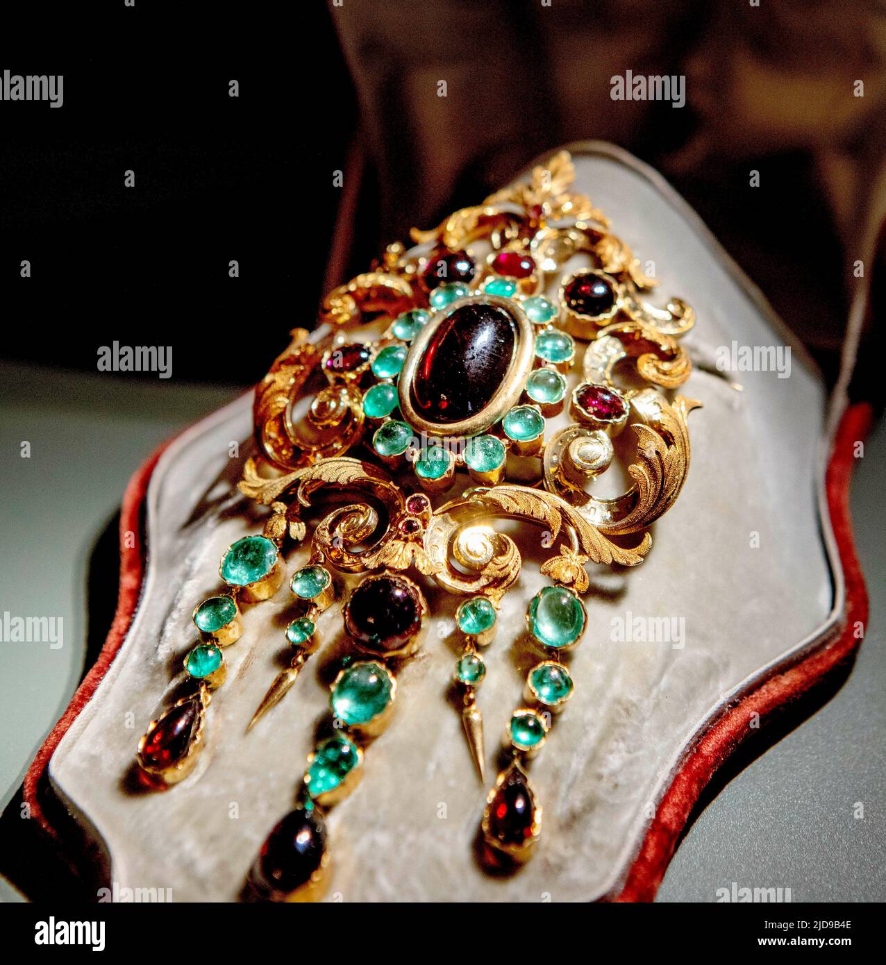 Fulda, Allemagne. 17th juin 2022. Bijoux de la Maison de Mellerio à Paris belle exposition dans le Stadschloß dans la ville allemande Fulda, Design & Dynastie '250 Jahr Hofleben Oranien-Nassau' Foto: RPE Albert Nieboer https://fulda2022.de crédit: dpa/Alay Live News Banque D'Images