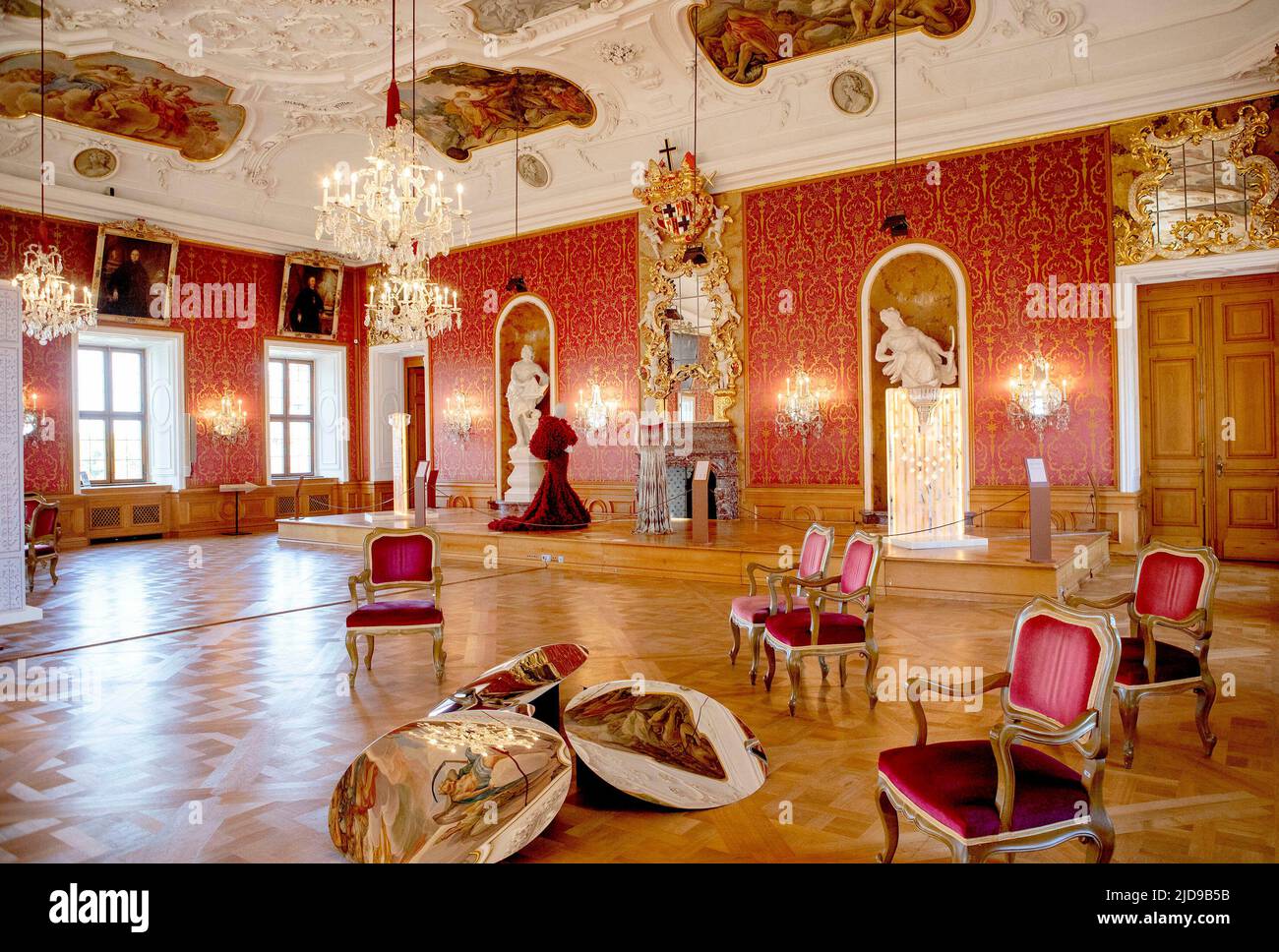 Vue d'ensemble de l'exposition avec deux robes de Jan Taminiau portées par la reine Maxima belle exposition dans le Stadschloß dans la ville allemande Fulda, Design & Dynastie '250 Jahr Hofleben Oranien-Nassau' Foto: RPE Albert Nieboer https://fulda2022.de Banque D'Images