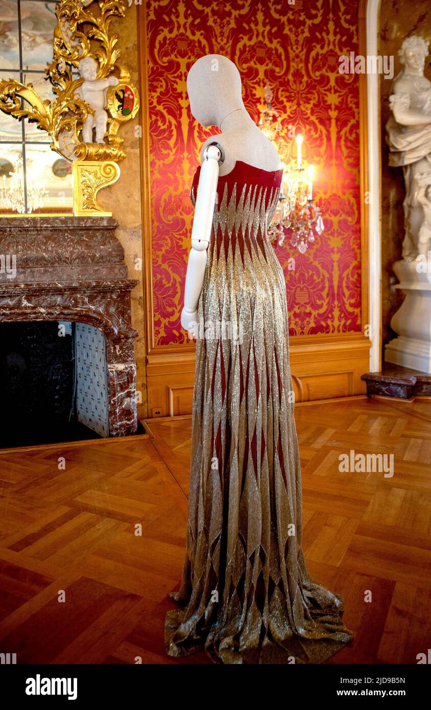 Robe par le designer hollandais Jan Taminiau belle exposition dans le Stadschloß dans la ville allemande Fulda, Design & Dynastie '250 Jahr Hofleben Oranien-Nassau' Foto: RPE Albert Nieboer https://fulda2022.de Banque D'Images