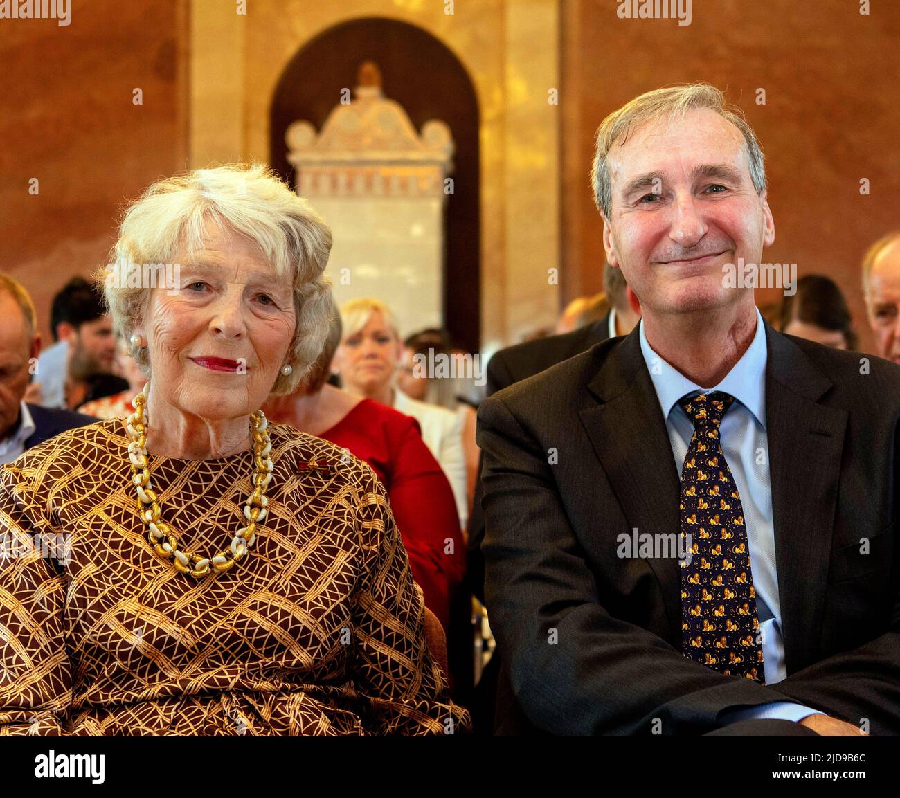 Ancienne grande maîtresse Martine van Loon Labouchere avec son cousin à l'inauguration Design & Dynastie magnifique exposition dans le Stadschloß dans la ville allemande Fulda, Design & Dynastie '250 Jahr Hogleben Oranien-Nassau' Foto: RPE Albert Nieboer https://fulda2022.de Banque D'Images