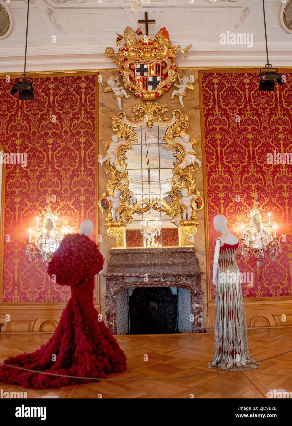 Vue d'ensemble de l'exposition avec deux robes de Jan Taminiau portées par la reine Maxima belle exposition dans le Stadschloß dans la ville allemande Fulda, Design & Dynastie '250 Jahr Hofleben Oranien-Nassau' Foto: RPE Albert Nieboer https://fulda2022.de Banque D'Images