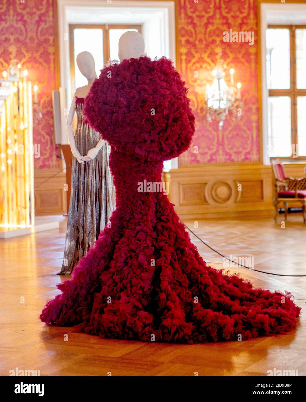 Vue d'ensemble de l'exposition avec deux robes du designer hollandais Jan Taminiau porté par la reine Maxima belle exposition dans le Stadschloß dans la ville allemande Fulda, Design & Dynastie '250 Jahr Hofleben Oranien-Nassau' Foto: RPE Albert Nieboer https://fulda2022.de Banque D'Images