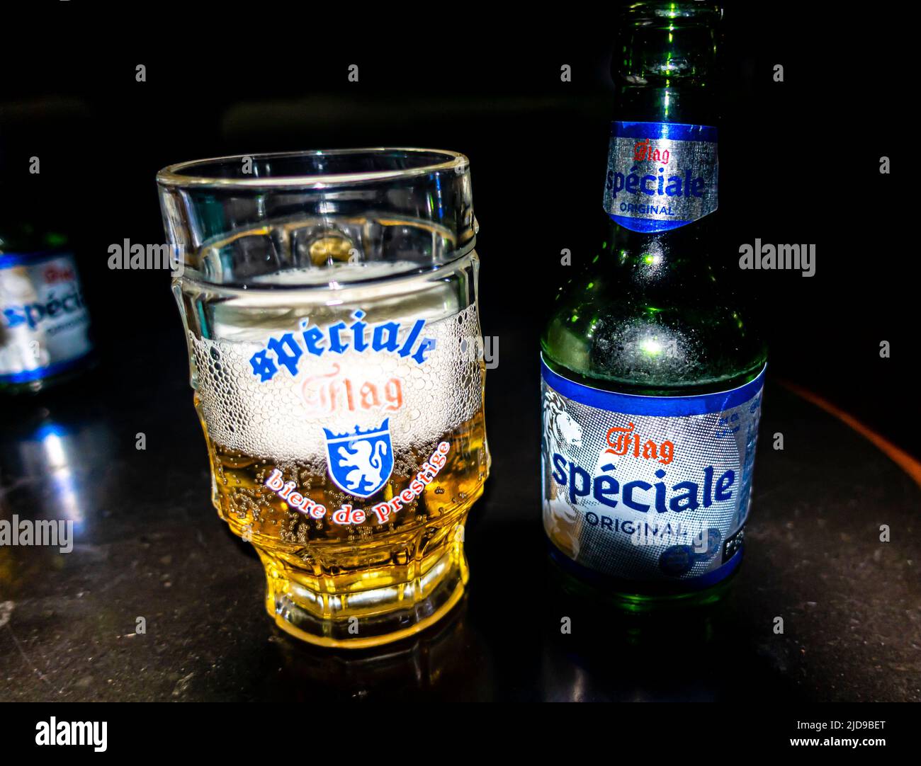 Drapeau épiciale bière originale dans un verre de marque et une bouteille du Maroc Banque D'Images